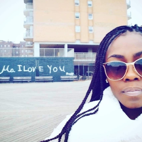 Meet your Posher, Necole - Picture 2 of 4